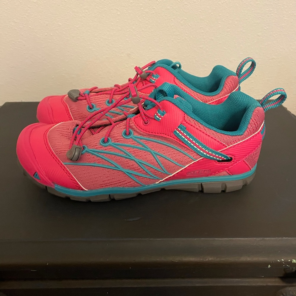 Girls Keen hiking shoes like new size 4Y